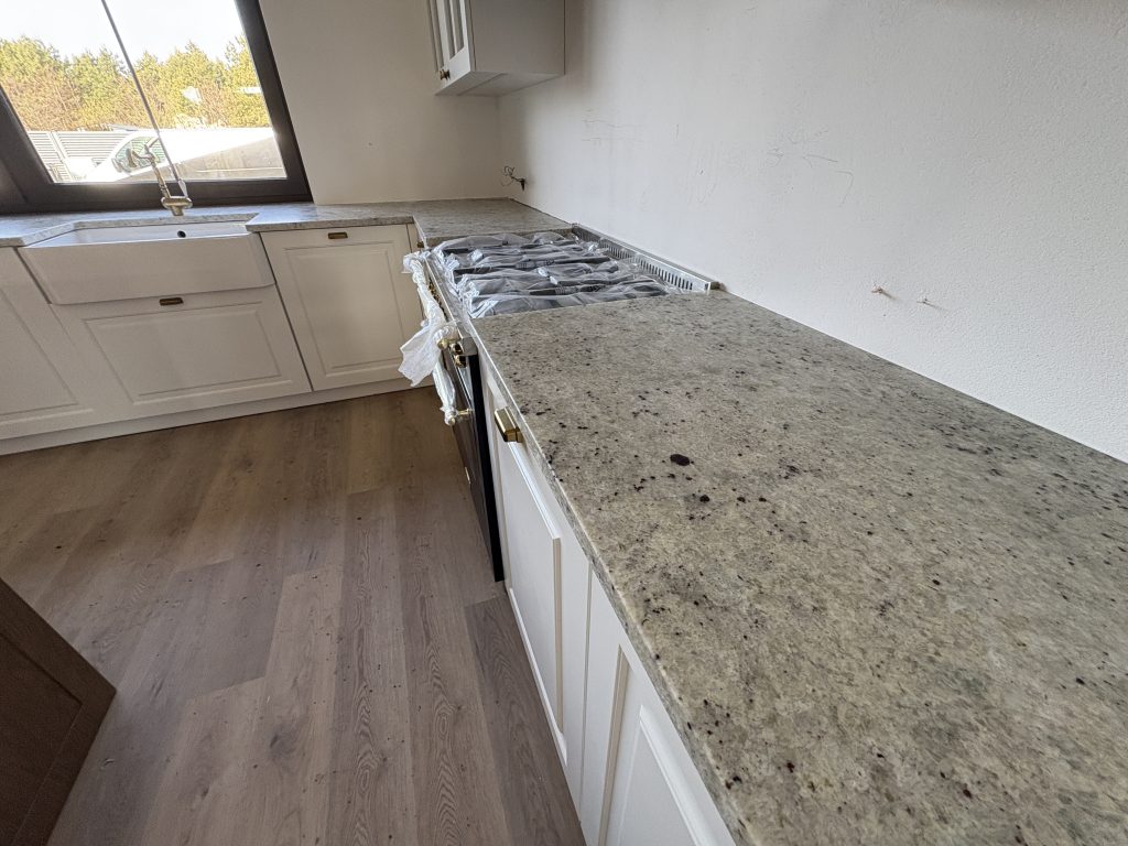 blaty kuchenne z granitu Colonial White - widok na dwa blaty obok gazówki