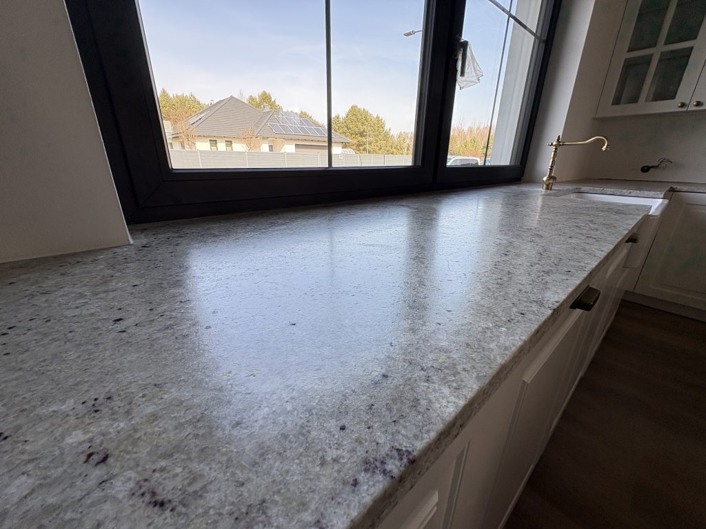 blaty kuchenne z granitu Colonial White - widok na parapet 