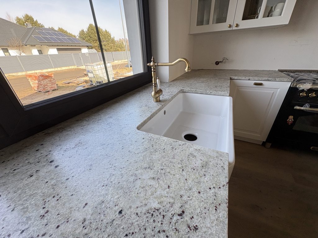 blaty kuchenne z granitu Colonial White - widok na zlew farmerski z lewej strony