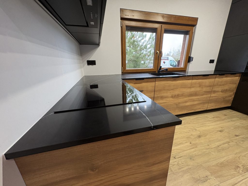 blaty kuchenne - konglomrat Nero Marquina - widok na blat z indukcją