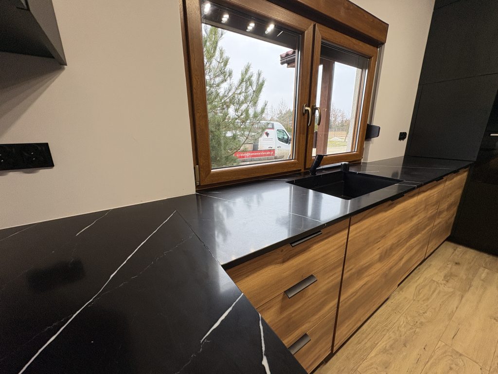 blaty kuchenne - konglomrat Nero Marquina - widok z lewej strony na blat ze zlewem podwieszanym