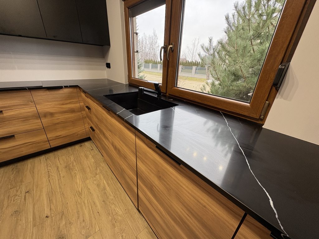 blaty kuchenne - konglomrat Nero Marquina - widok z prawej strony na blat ze zlewem podwieszany 