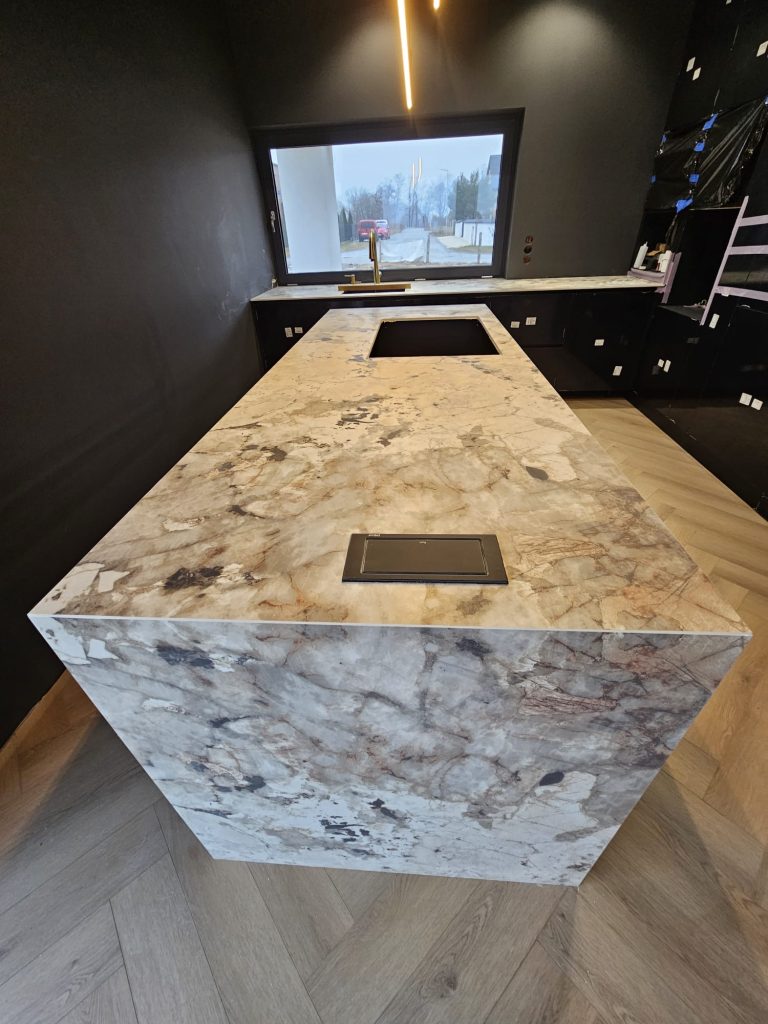 blaty kuchenne ze spieku Tundra - widok na wyspę z daleka