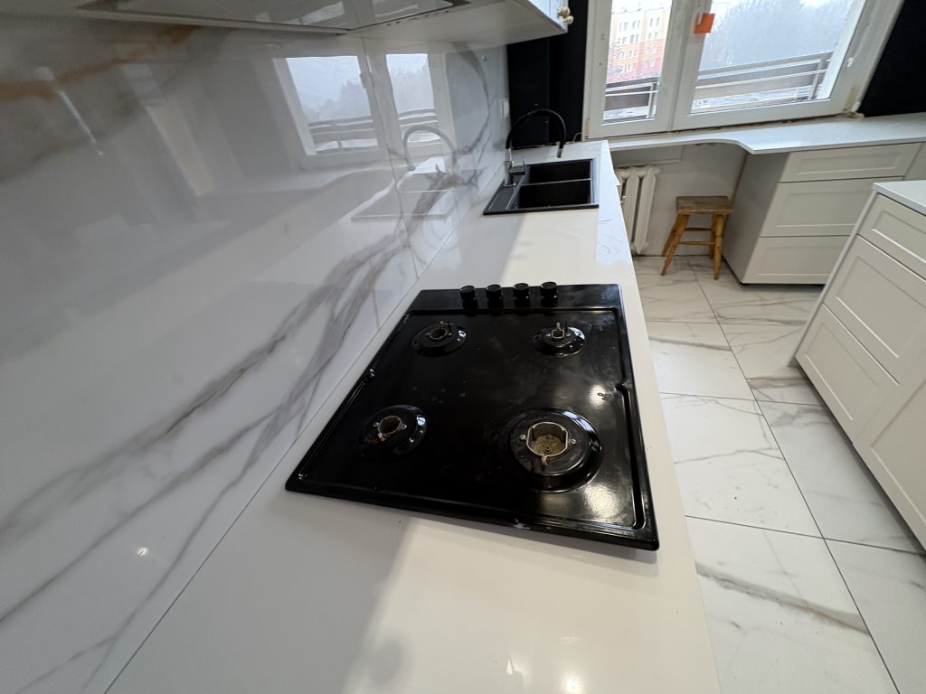 jasne blaty kuchenne - konglomerat Dijon - widok na blat z płytą gazową