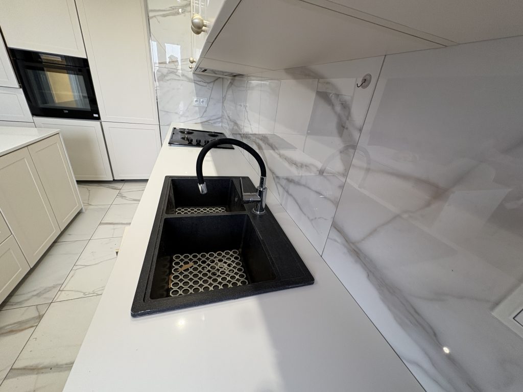 jasne blaty kuchenne - konglomerat Dijon - widok na blat ze zlewem nakładanym