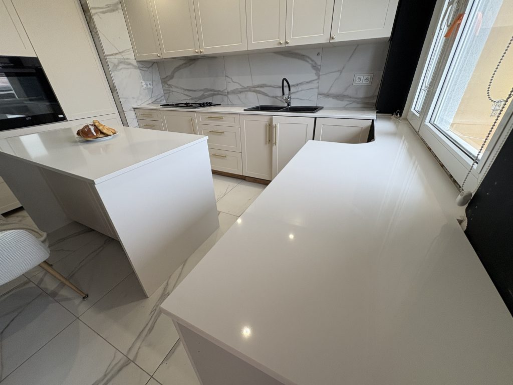 jasne blaty kuchenne - konglomerat Dijon - widok na blat pod oknem