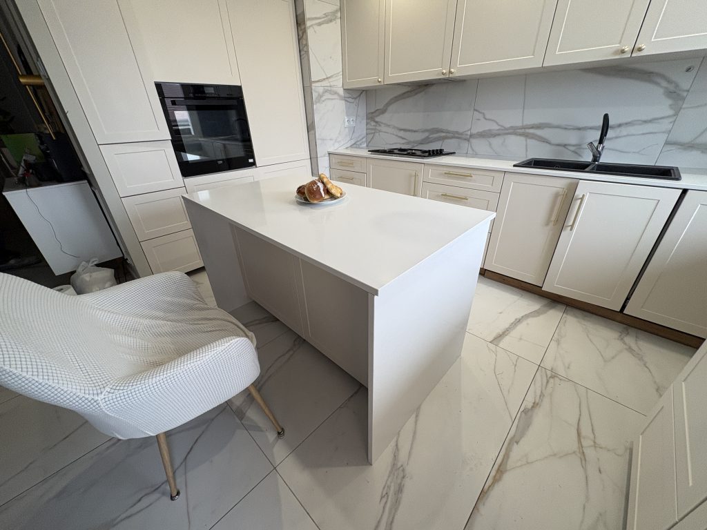 jasne blaty kuchenne - konglomerat Dijon - widok na całość z prawej strony