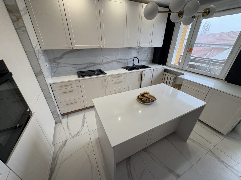 jasne blaty kuchenne - konglomerat Dijon - widok na całość z lewej strony