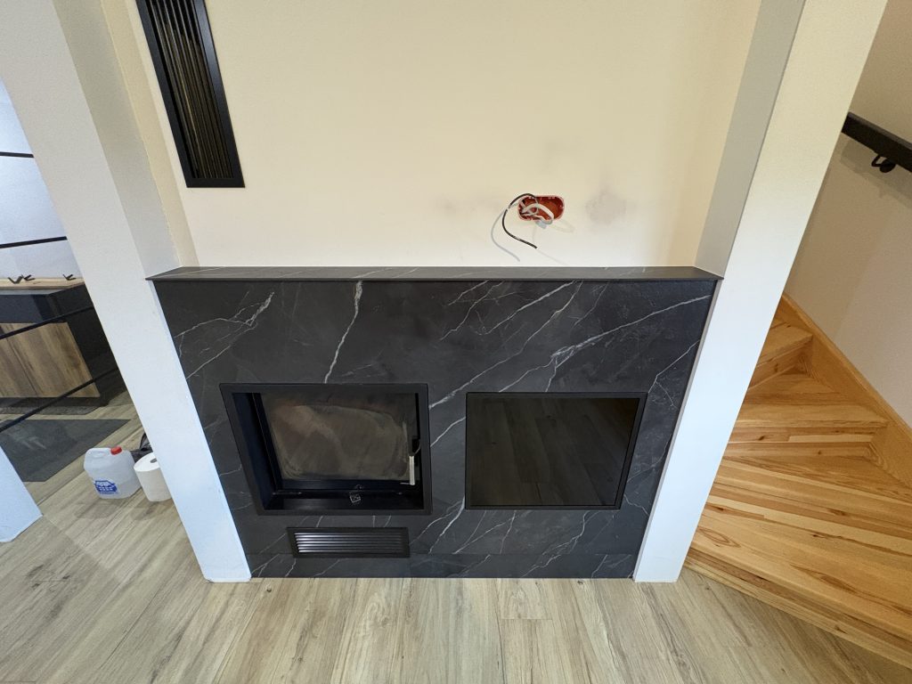 kominek wykończony spiekiem Calacatta Black Bocciardato - widok z przodu