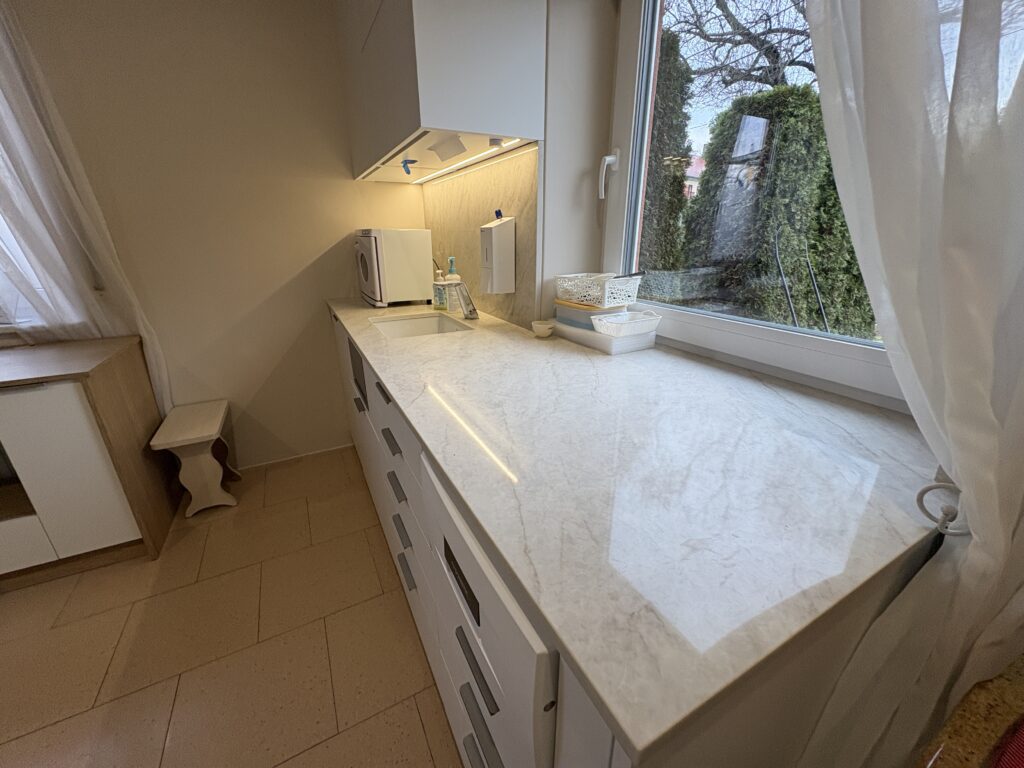 konglomerat Taj Mahal w gabinecie kosmetycznym - widok z prawej strony