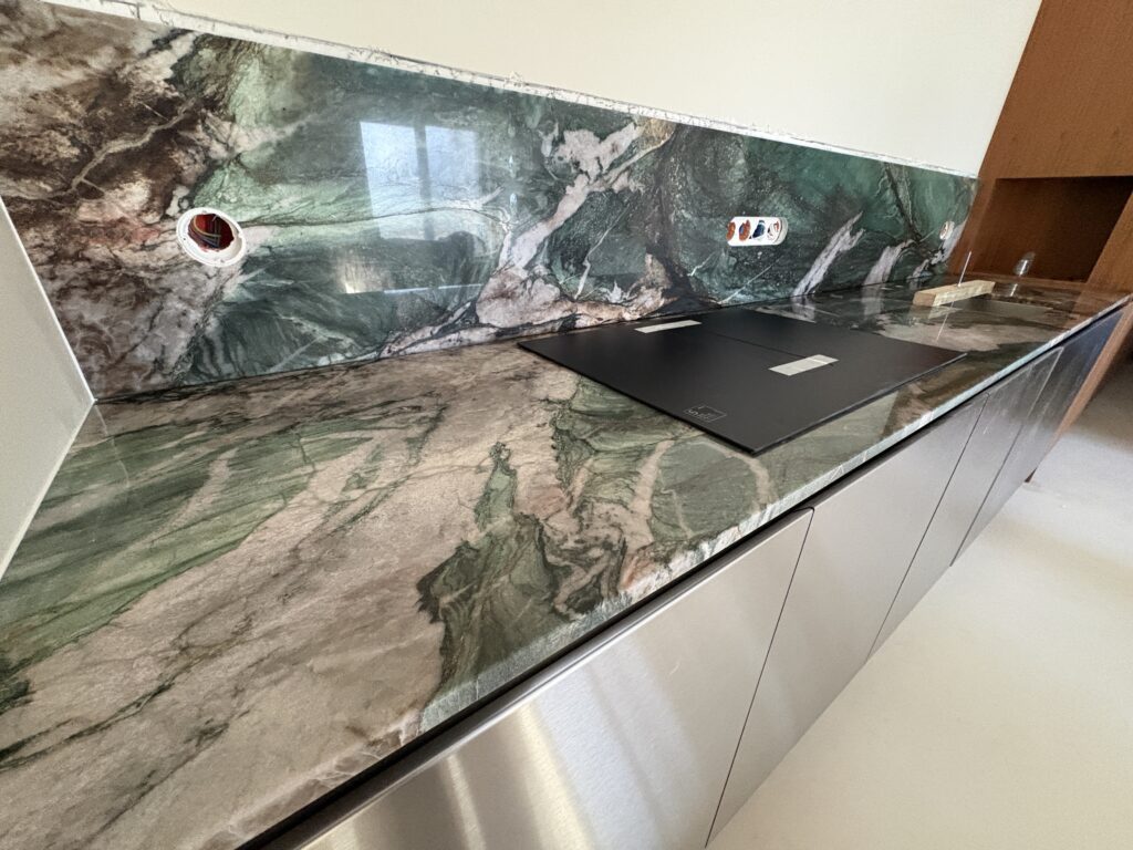 blat i okładzina ścienna - kwarcyt Green Star - widok z lewej strony na indukcję