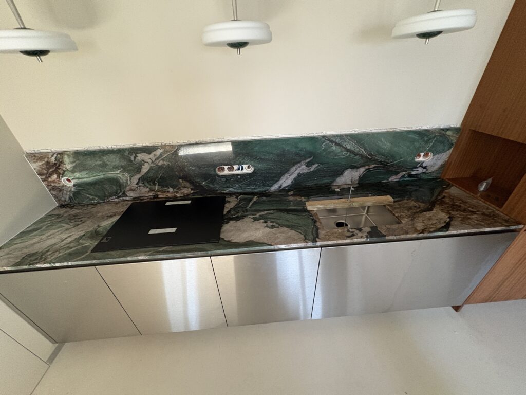 blat i okładzina ścienna - kwarcyt Green Star - widok z przodu na całość