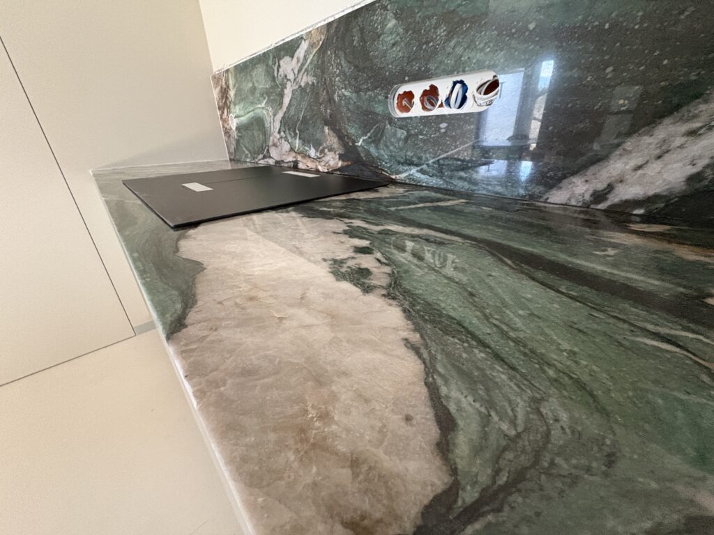 blat i okładzina ścienna - kwarcyt Green Star - widok z prawej strony na indukcję