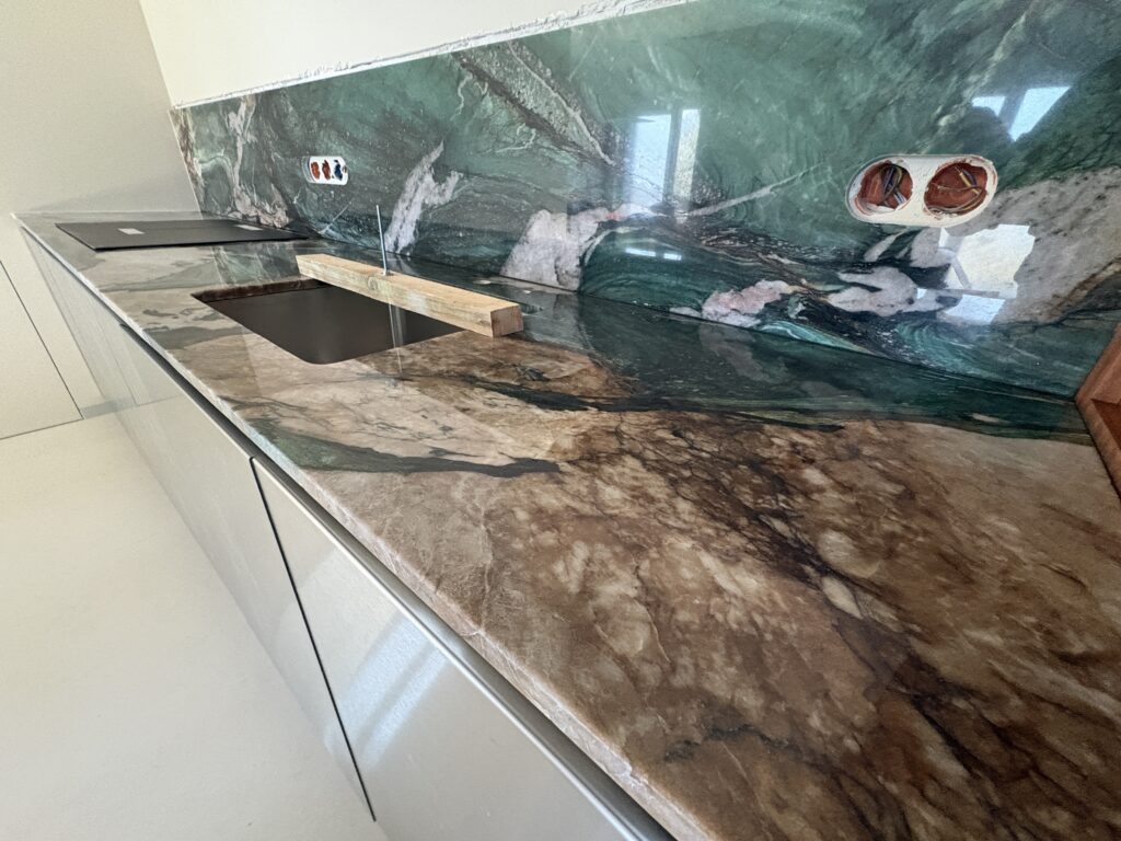 blat i okładzina ścienna - kwarcyt Green Star - widok z prawej strony na zlew podwieszany