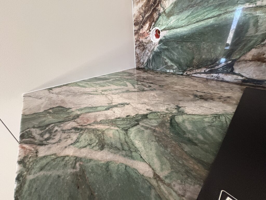 blat i okładzina ścienna - kwarcyt Green Star - widok z bliska