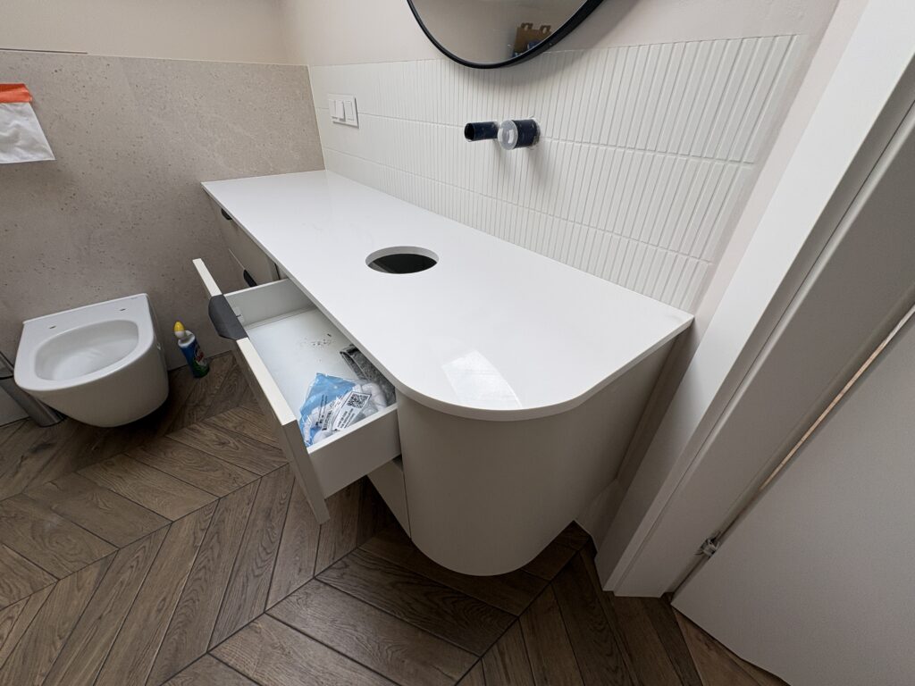 blat łazienkowy z konglomeratu Wedding Lily - widok z prawej strony