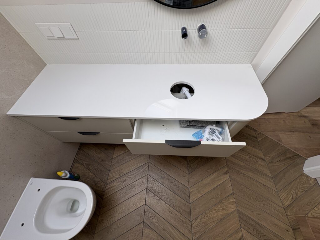 blat łazienkowy z konglomeratu Wedding Lily - widok z przodu 