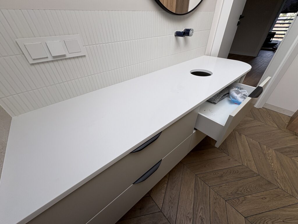 blat łazienkowy z konglomeratu Wedding Lily - widok z lewej strony