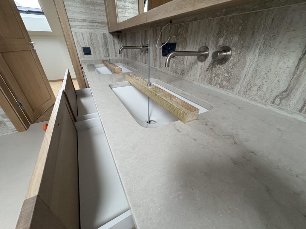 blat łazienkowy Taj Mahal Gold w drugiej łazience - widok z prawej strony na drugą umywalkę