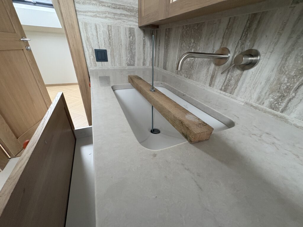 blat łazienkowy Taj Mahal Gold w drugiej łazience - widok z prawej strony na pierwszą umywalkę