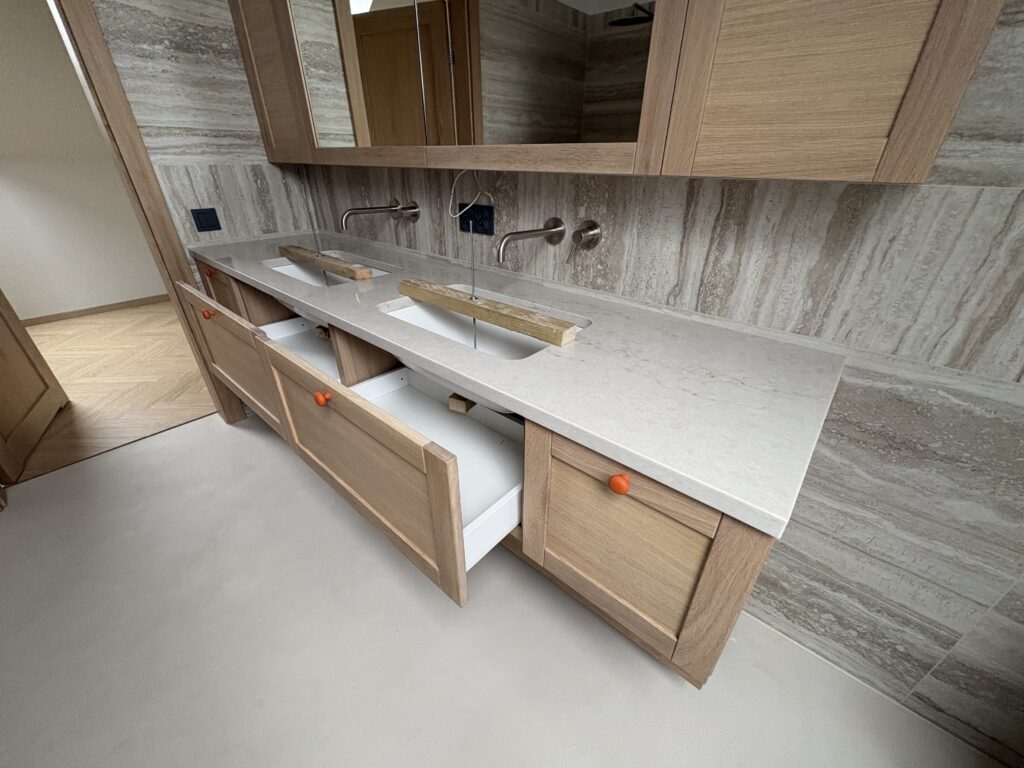 blat łazienkowy Taj Mahal Gold w drugiej łazience - widok z prawej strony