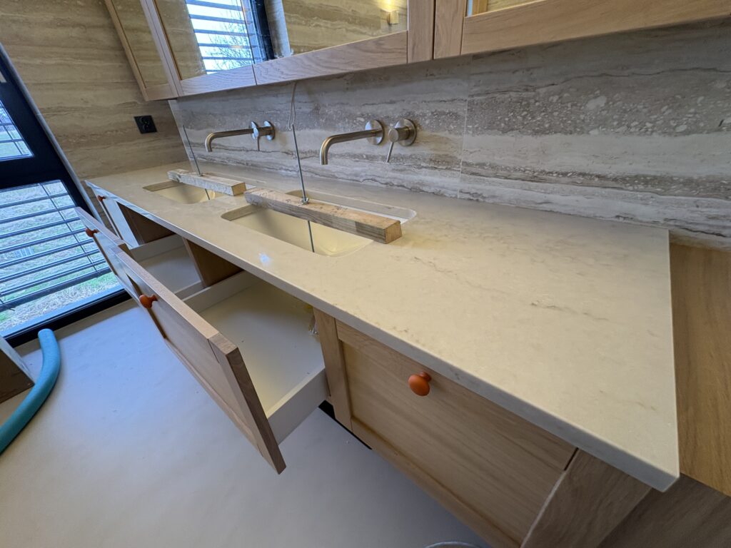 blat łazienkowy Taj Mahal Gold w pierwszej łazience - widok z prawej strony z daleka