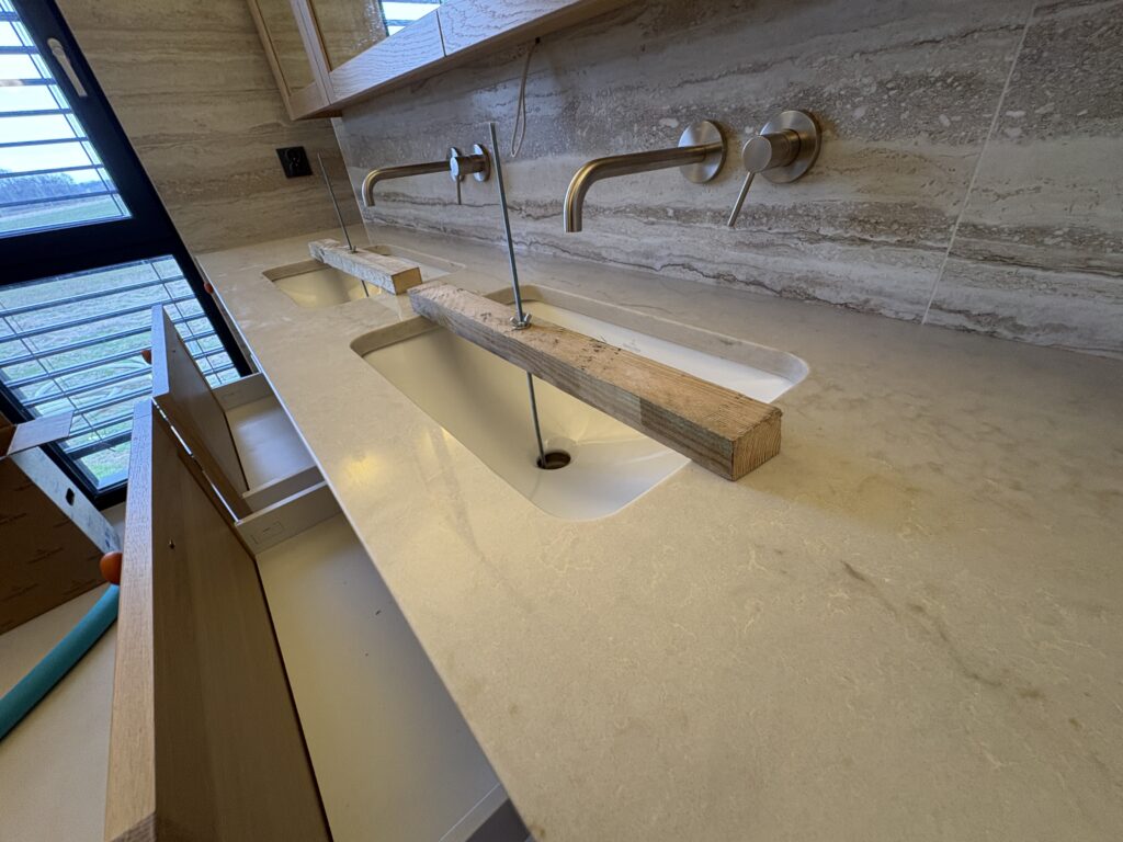 blat łazienkowy Taj Mahal Gold w pierwszej łazience - widok z prawej strony