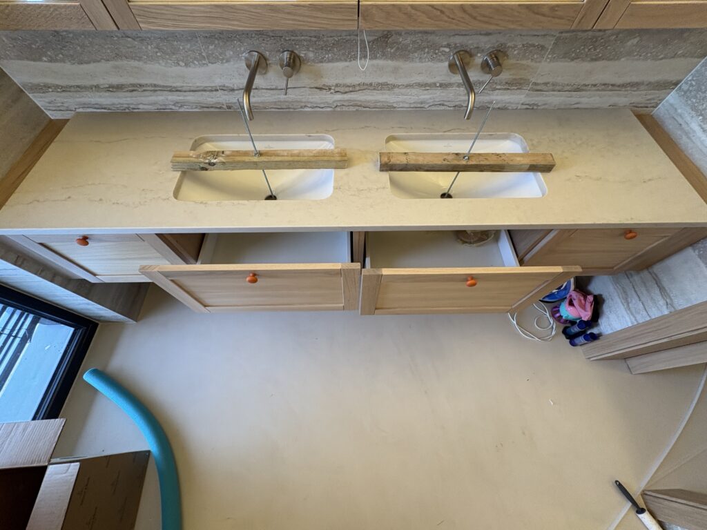 blat łazienkowy Taj Mahal Gold w pierwszej łazience - widok z przodu