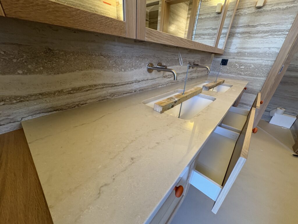 blat łazienkowy Taj Mahal Gold w pierwszej łazience - widok z lewej strony