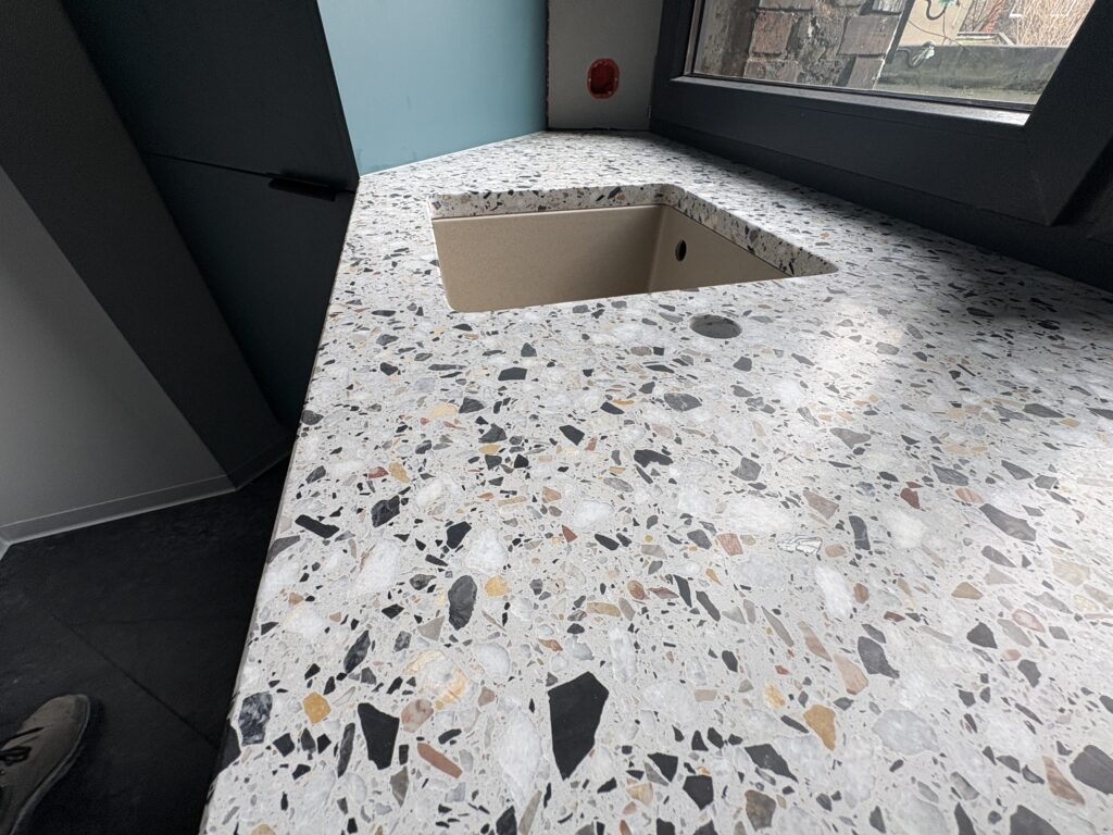 blaty kuchenne z lastryko Retro Mood - widok na zlew podwieszany