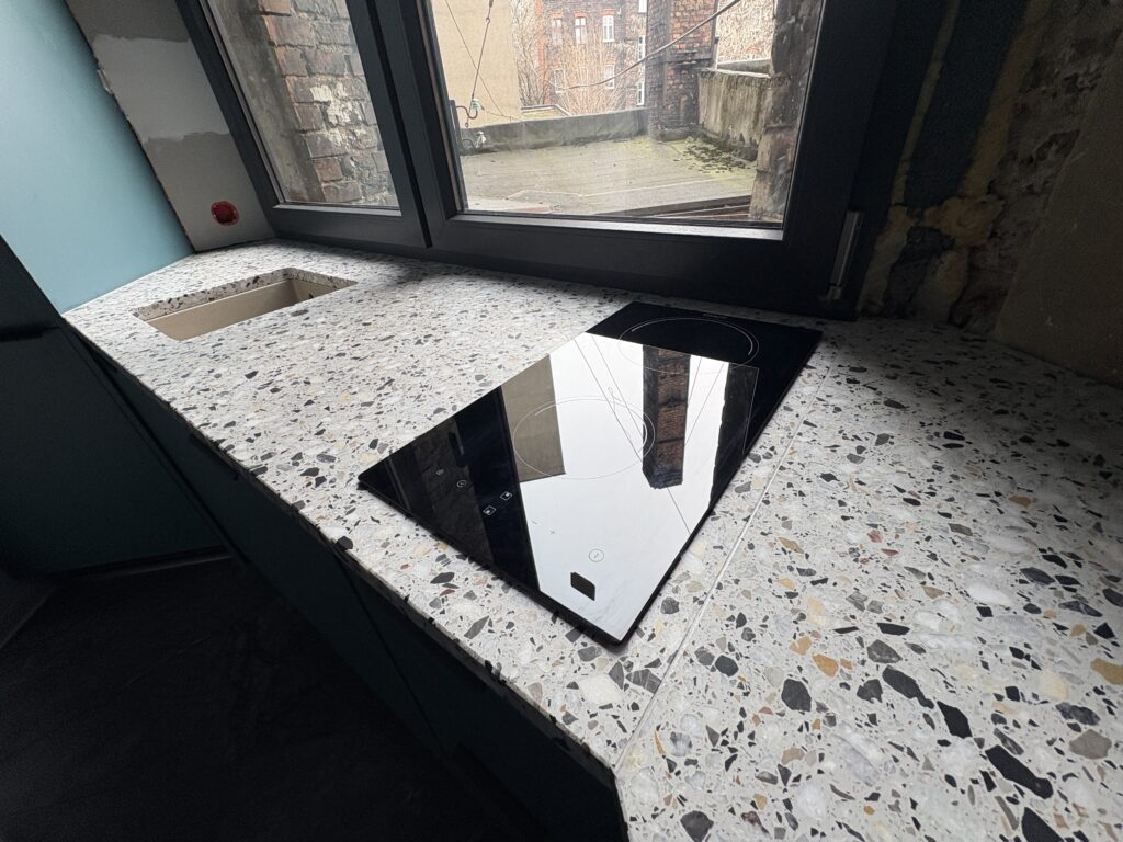 blaty kuchenne z lastryko Retro Mood - widok na indukcję i zlew podwieszany