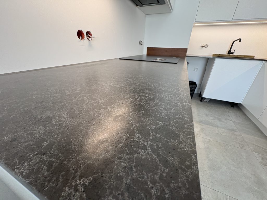 matowe blaty z konglomeratu Cassis - widok na blat z płytą indukcyjną