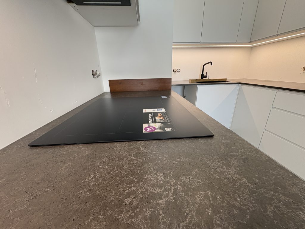 matowe blaty z konglomeratu Cassis - widok na płytę indukcyjną nakładaną