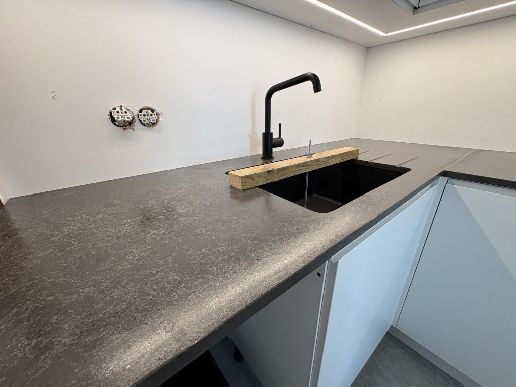 matowe blaty z konglomeratu Cassis - widok na zlew podwieszany