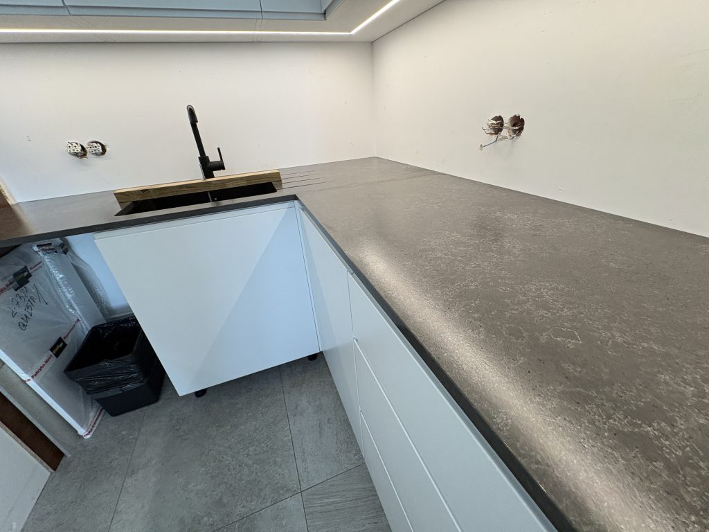 matowe blaty z konglomeratu Cassis - widok na blat roboczy z prawej strony