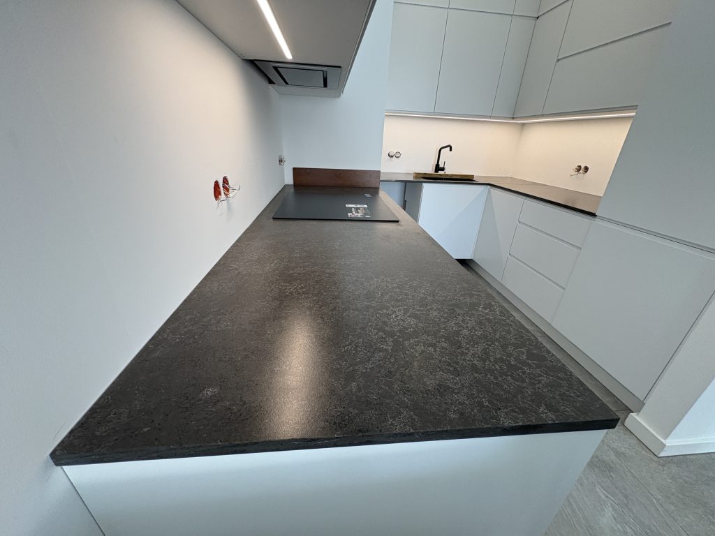 matowe blaty z konglomeratu Cassis - widok na całość