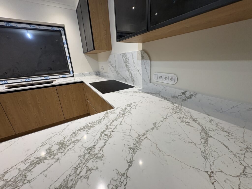 kuchnia wykończona konglomeratem Verde Peak - widok na całość z poziomy wyspy