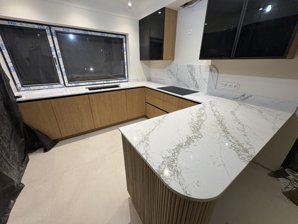 kuchnia wykończona konglomeratem Verde Peak - widok na całość z góry