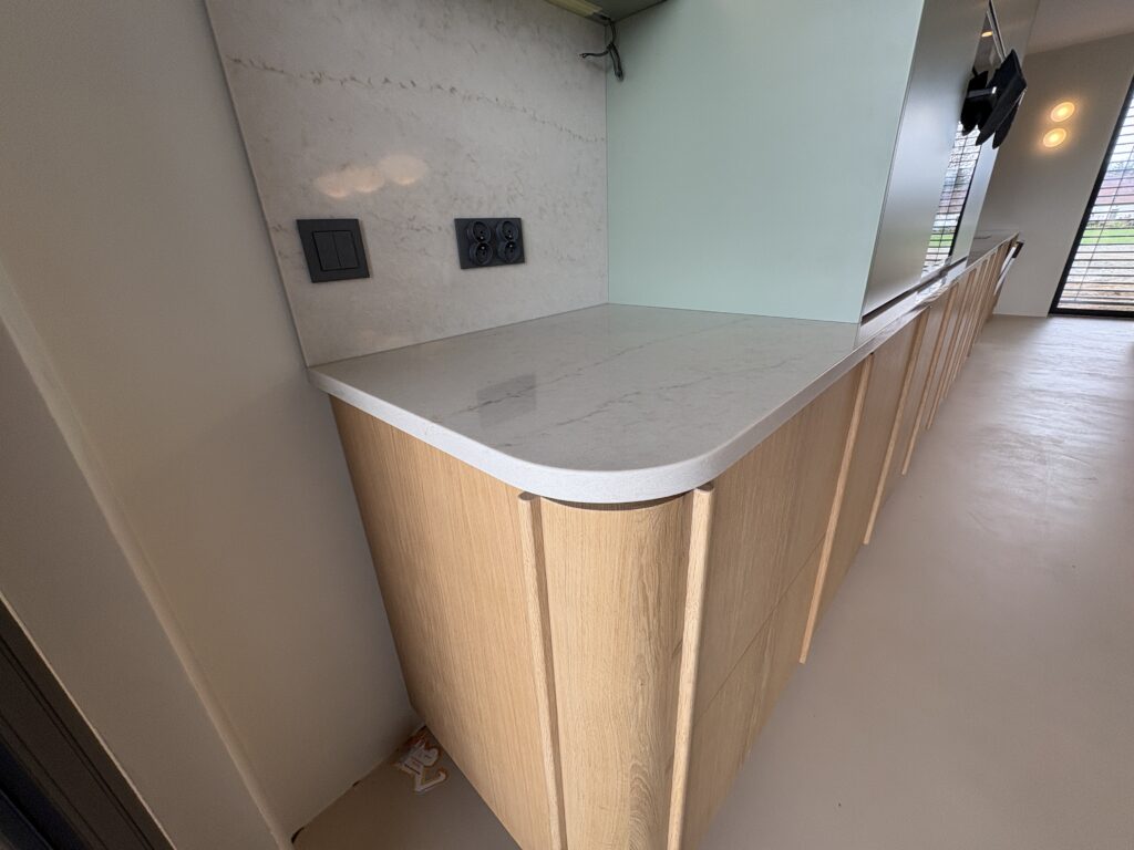 Taj MAhal Gold w kuchni - widok na pierwszu blat z zaoblonym narożnikiem