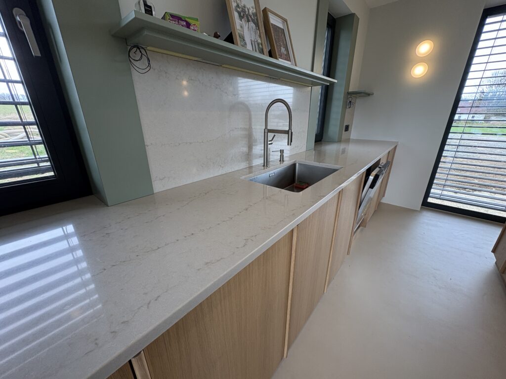 Taj MAhal Gold w kuchni - widok na blat roboczy ze zlewem podwieszanym