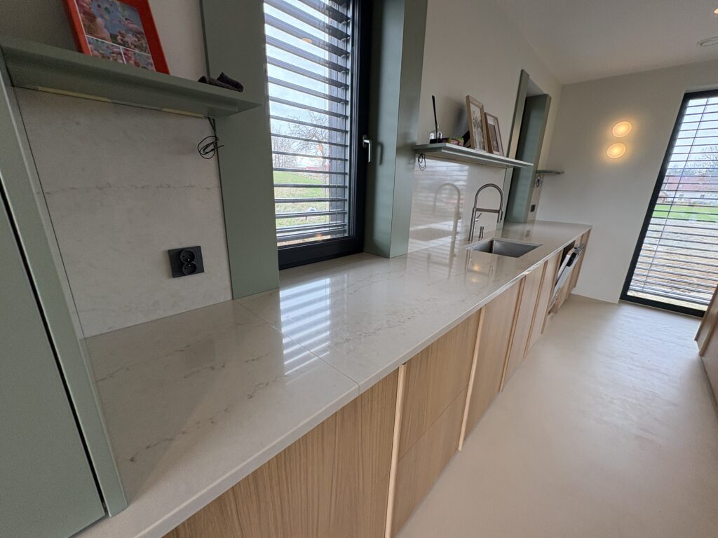 Taj MAhal Gold w kuchni - widok na blat roboczy z parapetem