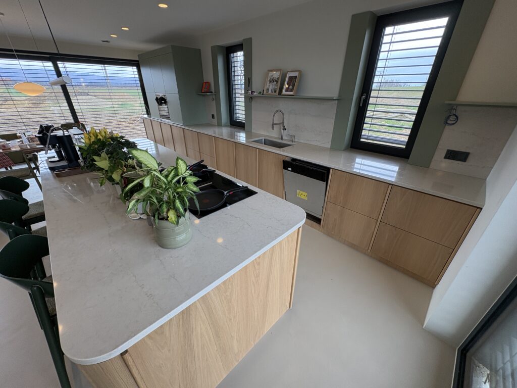 Taj MAhal Gold w kuchni - widok na wyspę i blaty robocze z prawej strony