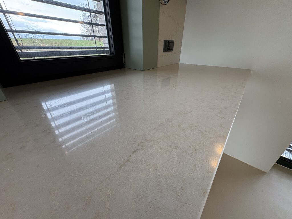 Taj MAhal Gold w kuchni - widok na blat roboczy z bliska