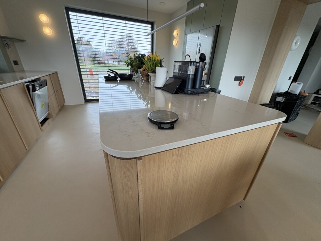 Taj MAhal Gold w kuchni - widok na wyspę z lewej strony