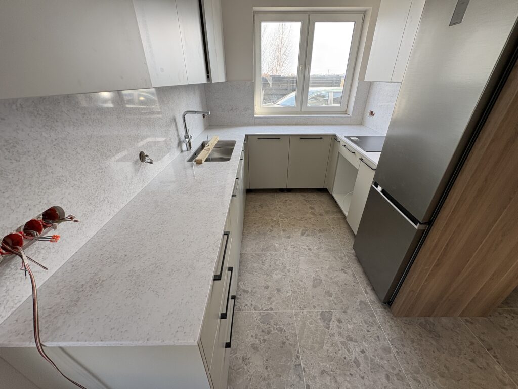 kuchnia wykończona konglomeratem Wedding Lily - widok na całą kuchnię