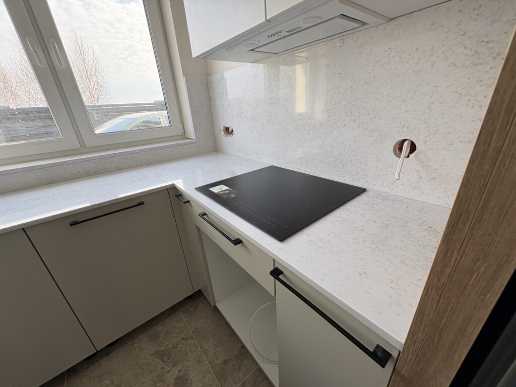 kuchnia wykończona konglomeratem Wedding Lily - widok na blat z indukcją