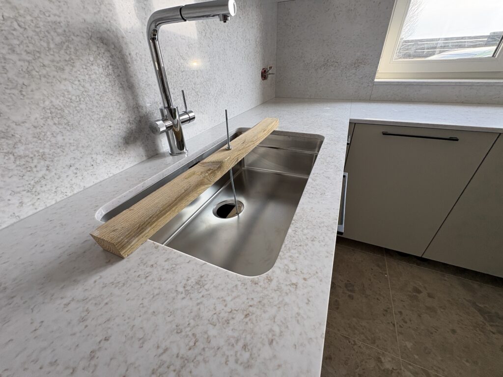 kuchnia wykończona konglomeratem Wedding Lily - widok na zlew podwieszany