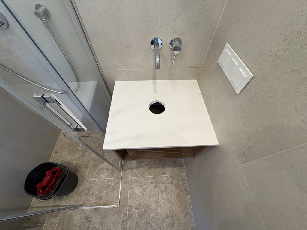 maleńki blat łazienkowy z konglomeratu Polar White - widok z góry