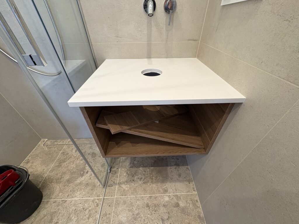 maleńki blat łazienkowy z konglomeratu Polar White - widok z przodu