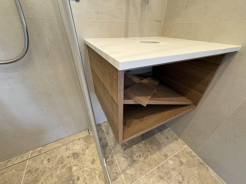 maleńki blat łazienkowy z konglomeratu Polar White - widok z lewej strony